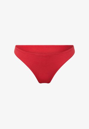 Braga de bikini de algodón rojo con textura suave, que presenta una cintura baja y cobertura mínima. Diseño sin costuras en los bordes.