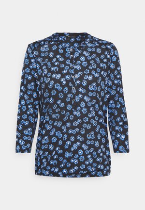 Zwarte blouse met een blauw bloemenpatroon, zonder kraag, met knoopsluiting aan de voorkant en lange mouwen. Glad stoftextuur.