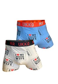 Boxershorts i blå og hvid med teksten "Jeg ❤️ MIN FANTASTISKE KONE". Den blå par har rød talje, mens den hvide par har sort talje. Materialet er bomuld.