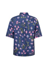 Korte mouw shirt in marineblauwe stof met een bloemenpatroon in roze, blauw en groen. Heeft een rugnaad en een relaxte pasvorm.
