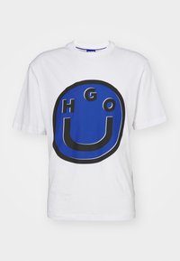 Camiseta de algodón blanca con un gran círculo azul con un contorno negro y las letras "HGO" en blanco, cuello redondo y mangas cortas.