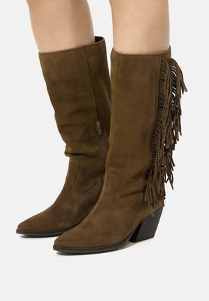 Bruine suède laarzen tot halverwege de kuit met een zijrits, gestapelde hakken, spitse neuzen en franjes aan de buitenkant.