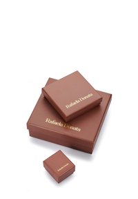 Scatole regalo marroni di varie dimensioni, con testo impresso in oro "Rafaela Donata", con una finitura opaca liscia e angoli netti.