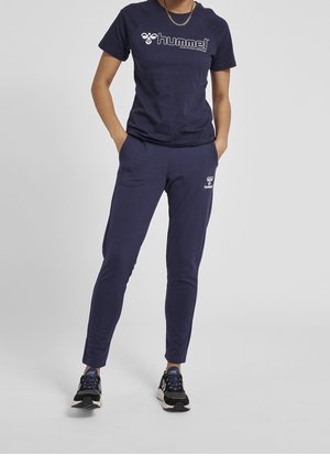 Sportset in marineblauw bestaande uit een T-shirt met korte mouwen en nauwsluitende broek. Beide stukken voorzien van een wit Hummel-logo. Geweven stof.