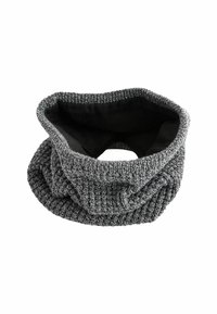 Grå strikket cowl med en grov tekstur, der har en blød og glat indvendig foring. Cirkulær form med en åben midte for nem brug.