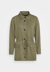 Veste à manches longues vert olive avec col, fermeture à boutons sur le devant, taille à cordon de serrage et deux poches avant à rabat sur fond blanc.