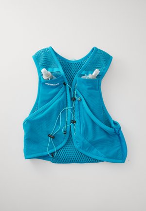 Ένα μπλε διχτυωτό γιλέκο τρεξίματος με δύο μπροστινές τσέπες, ιμάντες για μπουκάλια υδροδότησης και ρυθμιζόμενα κορδόνια. Ελαφρύ, αεράτο σχέδιο υφάσματος.