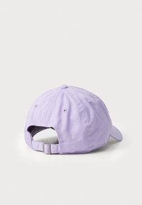 Boné de algodão roxo com aba curva, faixa ajustável na parte de trás e ilhós de ventilação nas laterais. Textura suave e design simples.