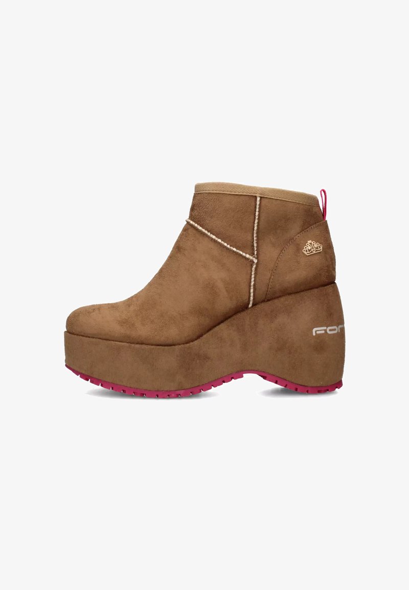 Stivaletto in suede marrone con suola a zeppa, suola in gomma rosa e dettagli cuciti; presenta un piccolo logo a corona sul lato.