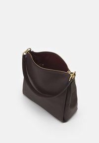 Mørkebrunt læderhåndtaske med guld lynlås delvist åbent, enkelt skulderrem og indvendig burgunderstof med lomme.