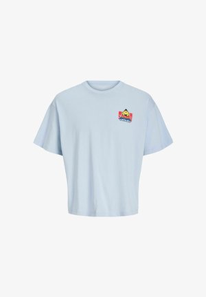 Hele sinine üle suurusega puuvillane t-särk, millel on ümara kaelusega ja vasakul rinnal värviline logoga graafika. Lühikesed varrukad.