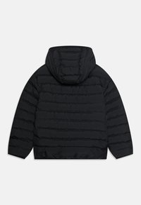 Svart puffjacka med huva, som har ett quiltat mönster och horisontella sömmar. Tillverkad av vattenavvisande material med en mjuk textur.