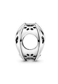 Perla in metallo argentato con un foro centrale, caratterizzata da motivi circolari intagliati e una superficie liscia e lucida. Forma allungata e arrotondata.