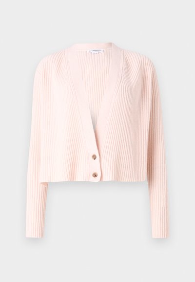 Gaiši rozā ribota kardigāna ar garām piedurknēm, V veida kakla izgriezumu un divām brūnām pogām priekšā. Mīksta tekstūra un īsa apakšdaļa.