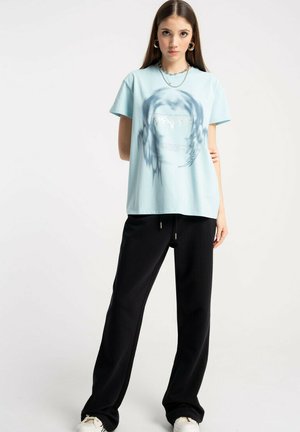 - Spodnie materiałowe