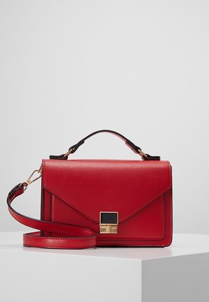 Sac à main rectangulaire en cuir rouge avec poignée supérieure, bandoulière amovible et fermoir carré doré sur le rabat avant.