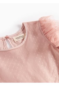 Rotes Kleid aus strukturiertem Stoff mit gepunktetem Muster, ausgestattet mit einem Rüschensleeve und einem Knopfverschluss am Hals, beschriftet mit "MarMar Copenhagen".
