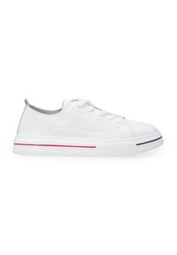 Weißer Sneaker mit glattem Lederoberteil, abgerundetem Zehenbereich und Schnürverschluss. Verfügt über eine schmale Sohle mit roten und schwarzen Akzenten entlang der Kante.
