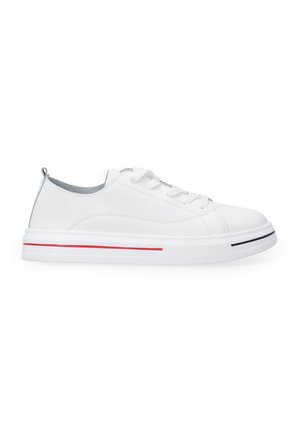 Weißer Sneaker mit glattem Lederoberteil, abgerundetem Zehenbereich und Schnürverschluss. Verfügt über eine schmale Sohle mit roten und schwarzen Akzenten entlang der Kante.