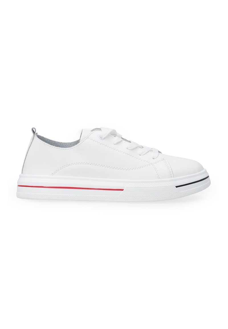 Weißer Sneaker mit glattem Lederoberteil, abgerundetem Zehenbereich und Schnürverschluss. Verfügt über eine schmale Sohle mit roten und schwarzen Akzenten entlang der Kante.