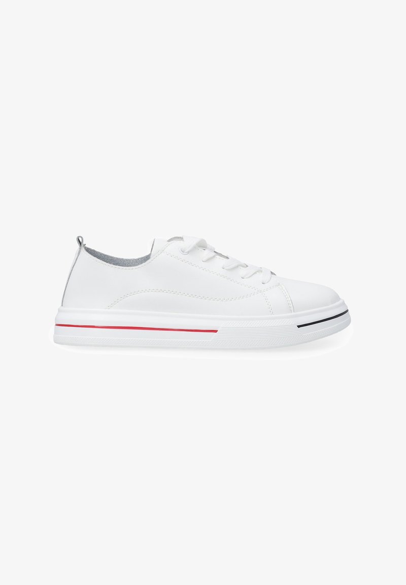 Weißer Sneaker mit glattem Lederoberteil, abgerundetem Zehenbereich und Schnürverschluss. Verfügt über eine schmale Sohle mit roten und schwarzen Akzenten entlang der Kante.