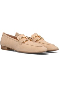 Beige suede instappers met een spitse neus, voorzien van een gouden hardware accent op de bovenkant en een lage, gestructureerde hak.