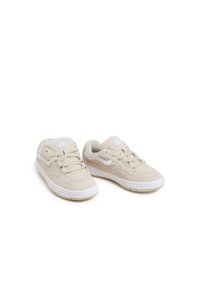 Sneakers in suede beige con accenti bianchi, punta rotonda, linguetta imbottita e chiusura con lacci. Suola in gomma leggera con dettagli testurizzati.