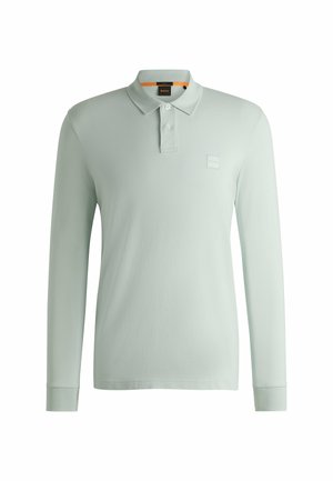 Polo shirt a maniche lunghe verde chiaro realizzato in tessuto morbido, con colletto classico, tre bottoni e una patch con logo sul petto.