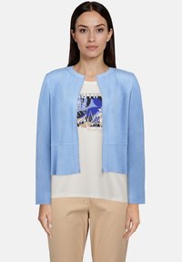 Veste en similicuir bleu clair avec un col rond, des manches longues et une fermeture éclair à l'avant. Texture lisse et détails de coutures.