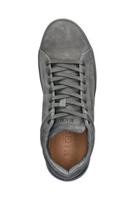 Sneaker in suede grigio con punta arrotondata, stringhe piatte e suola in gomma strutturata. L'interno presenta una soletta marrone con il logo "BLACKSTONE" impresso.