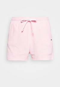Pantaloni corti di cotone rosa chiaro con vita elastica e cordino. Presentano un piccolo logo sul lato sinistro in basso. Tessuto morbido, design casual.