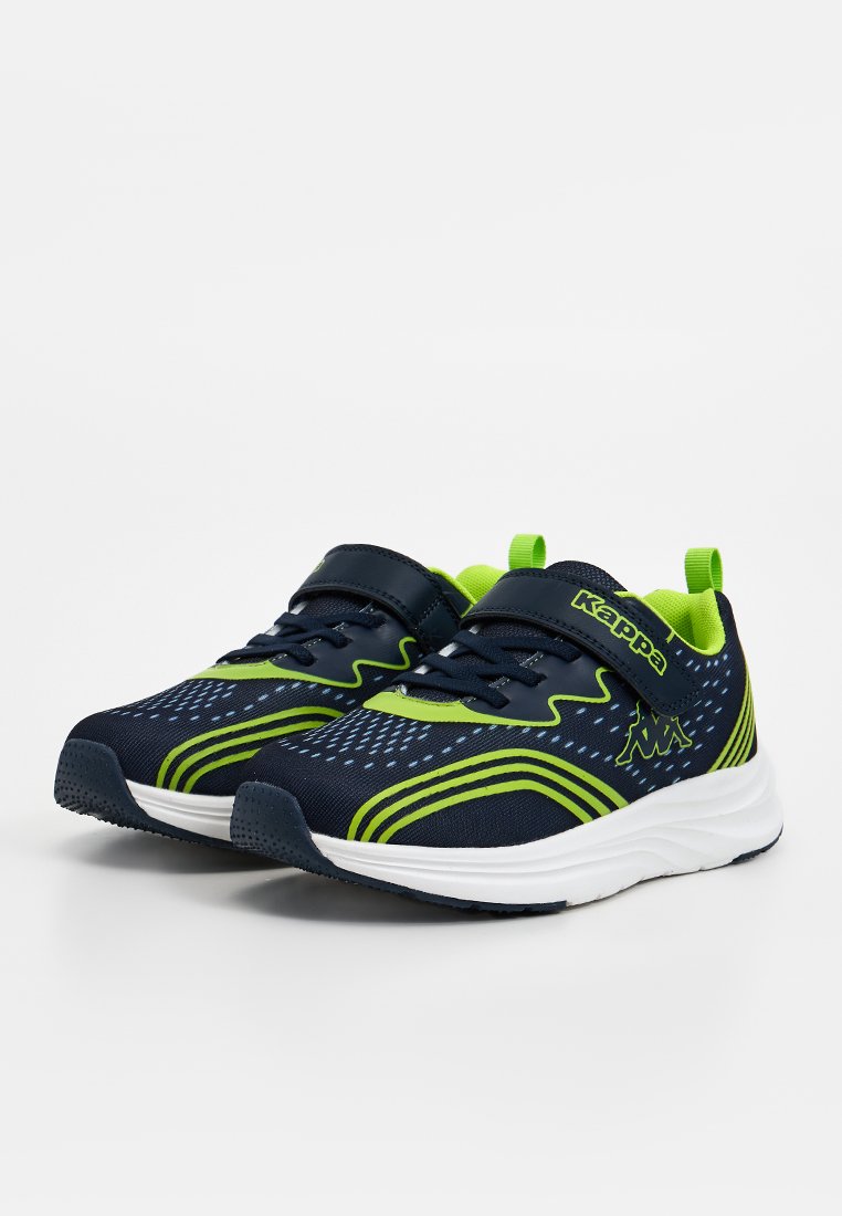 Zapatillas infantiles azul marino con detalles en verde brillante, suelas blancas, velcro y parte superior de malla transpirable, exhibidas una al lado de la otra.