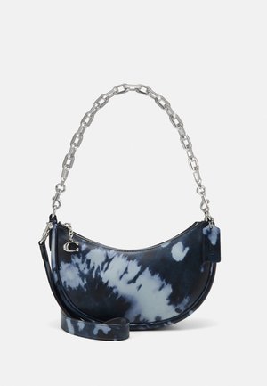 Sac de style hobo avec un motif tie-dye bleu et noir, une bandoulière en chaîne métallique argentée et une finition en cuir lisse avec une fermeture éclair.