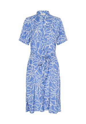 Lühikeste varrukatega nupuga kleit helesinises värvitoonis, millel on valge abstraktne muster, vöökohaga ja voolava alläärega. Sujuv, kerge kangas.