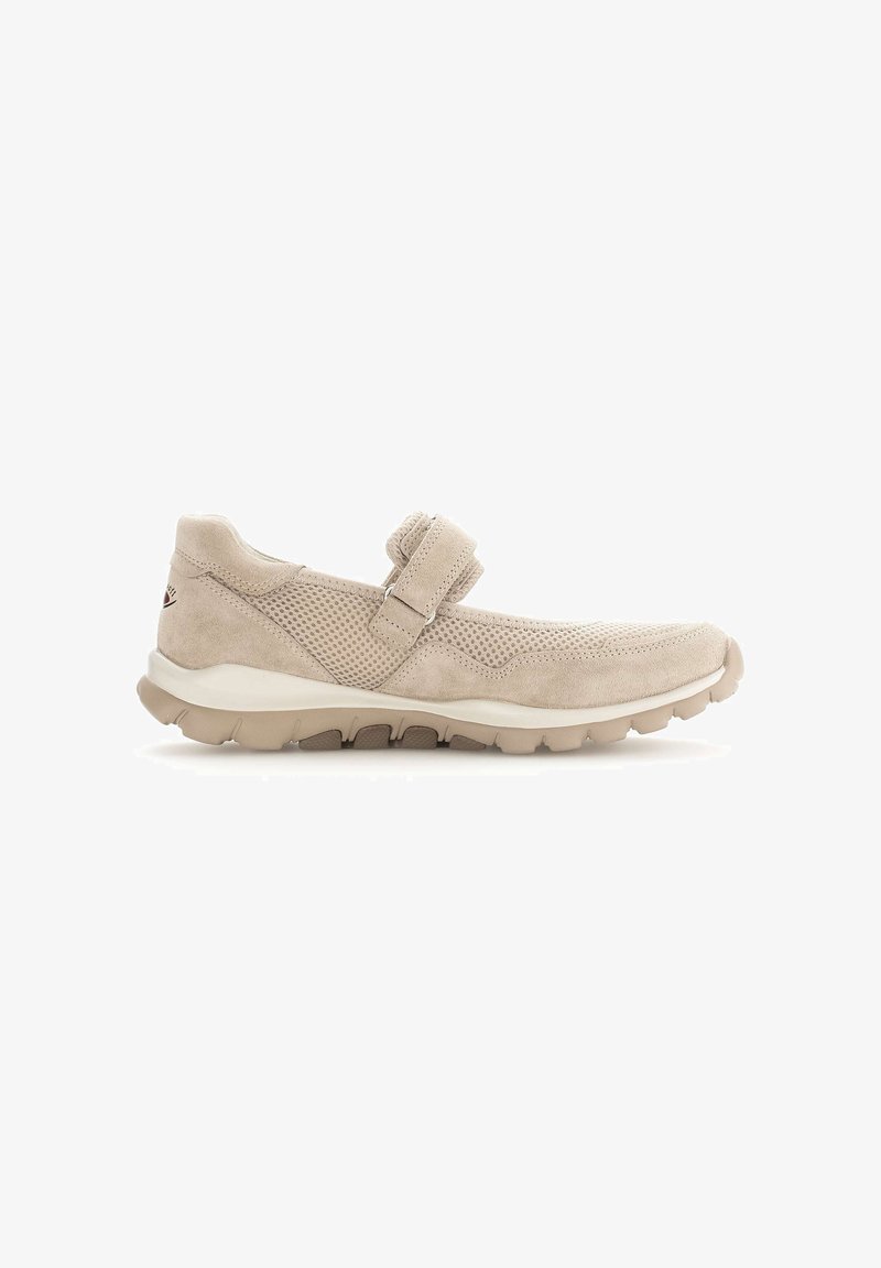 Beige casual damessneaker met gaaspanelen, suède overlays, klittenbandsluiting en flexibele rubberen zool.