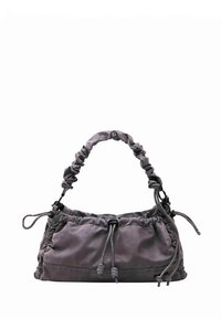 Sac à main en tissu gris avec un design froncé, une texture douce et une poignée torsadée. Comprend des fermetures à cordon de serrage et des accents de quincaillerie minimalistes.