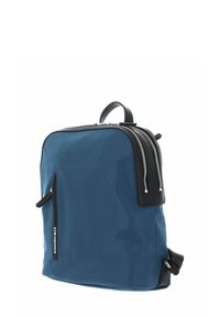 Sac à dos en nylon bleu avec des accents en cuir noir, plusieurs compartiments zippés et une poignée supérieure. Texture lisse avec une forme rectangulaire.