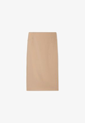 Béžová tužková sukně ke kolenům s jemnými švovými detaily poblíž pasu, zobrazená na bílém pozadí.