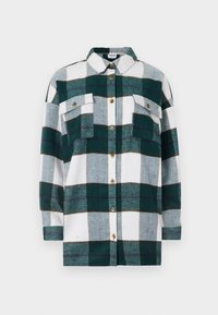 Koszula flanelowa w zielono-białą kratę z długimi rękawami, dwoma kieszeniami na piersi, brązowymi guzikami i spiczastym kołnierzykiem.
