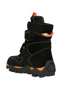 Zwarte suède laars met oranje stiksels en accenten. Voorzien van een rubberen zool met een robuust profiel en een trekband aan de bovenkant voor gemakkelijk aan- en uittrekken.