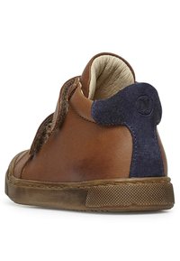 Brun läder högsko med en marinblå mocka accent på hälen, texturerad gummisula och kardborrestängning för enkel påtagning.