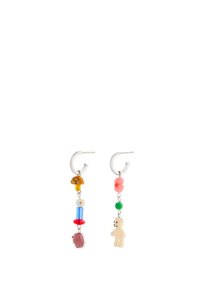 Boucles d'oreilles colorées en perles présentant des formes de champignon, de fleur, de escargot et d'ours en peluche, avec des créoles en argent et des textures vibrantes variées.