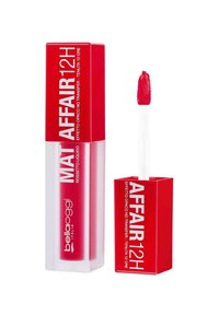 Rossetto liquido rosso in tubetto trasparente con tappo quadrato rosso. Presenta un applicatore bianco etichettato "MAF AFFAIR 12H" per un finish matt.
