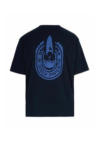 T-shirt in cotone nero con una grande stampa grafica blu crepata sul retro con la scritta "DAILY PAPER" e un design di emblema decorativo.