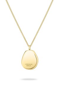 Collana in tono oro con un pendente liscio, simile a un ciottolo, incisa con "LIEBESKIND BERLIN". La catena presenta un design fine e intrecciato.