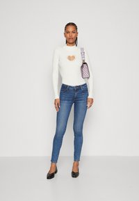 Guess CURVE - Vaqueros pitillo - the air wash