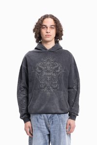 Hanorac gri închis cu modele intricate de culoare gri deschis, buzunar frontal și glugă cu șnur. Fabricat dintr-un material moale, cu o croială lejeră.