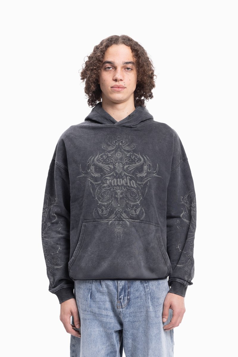 Hanorac gri închis cu modele intricate de culoare gri deschis, buzunar frontal și glugă cu șnur. Fabricat dintr-un material moale, cu o croială lejeră.