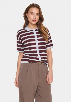 Polo à manches courtes en maroon avec des rayures bleu clair, présentant un devant boutonné, une texture douce et un design de col classique.