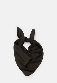 Czarny kwadratowy szalik wykonany z lekkiego materiału, z subtelnym, teksturowanym wzorem. Związany na górze, z ostrymi końcami.